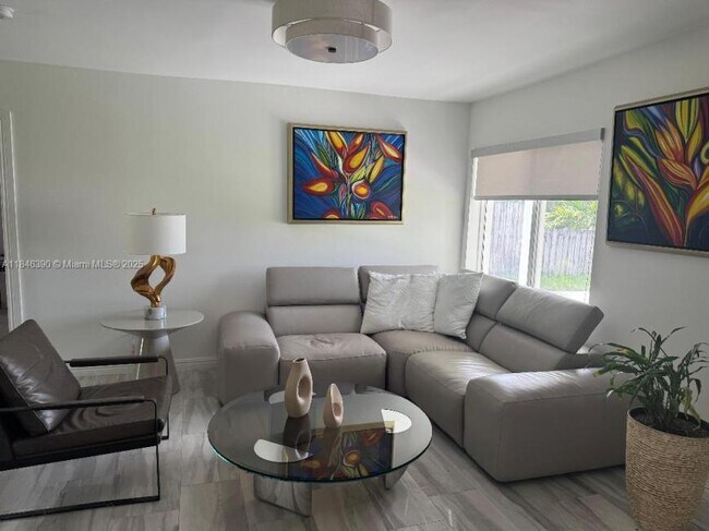 Building Photo - 2 bedroom in Hollywood FL 33020