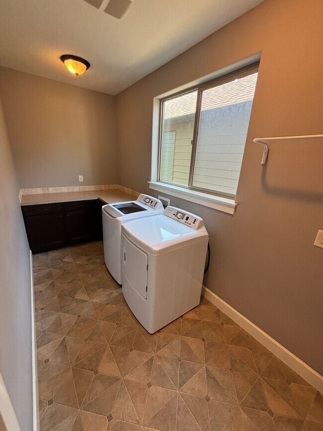 Building Photo - Beautiful Home in the Copper Creek Subdivi...