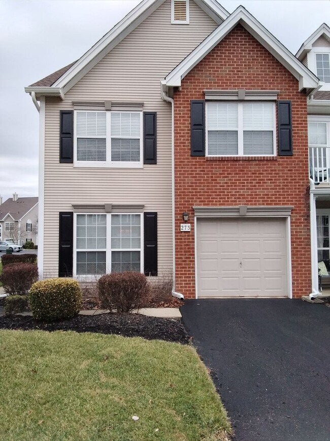 Building Photo - Beautifully upgraded Townhouse style condominium located in Hidden Meadows