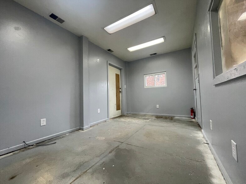 Building Photo - 107 W Sacra Via St