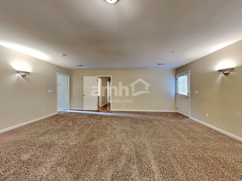 Building Photo - 919 Pebblestone Dr