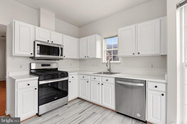 Building Photo - 4131 Fountainside Ln