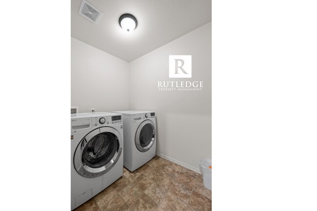 Building Photo - Southwest Medford / Near ROGUE X