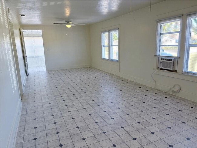 Building Photo - 2320 Crest Dr