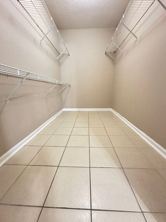 Building Photo - Cozy 2B/2B Unfurnished Condo near Beach in...