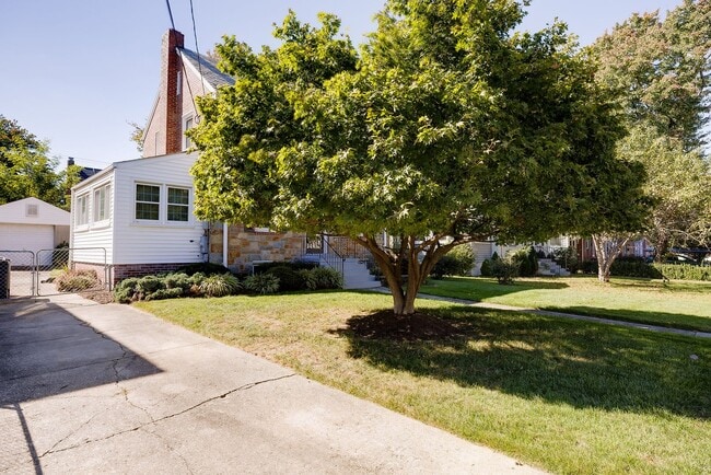 Building Photo - Charming 3BR/2BA Hyattsville Gem! Bonus Room & Sunroom — Move-In Ready!