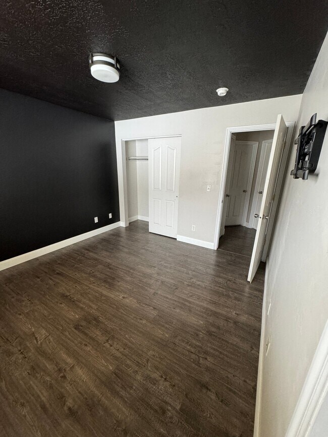 Building Photo - 2532 Hillside Village Ct
