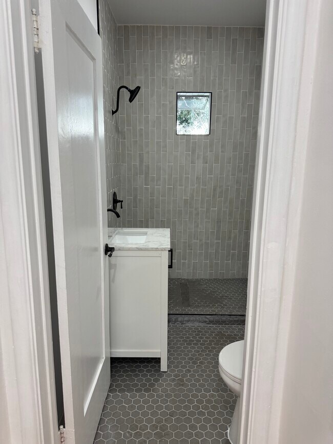 Building Photo - 1260 N Flores St