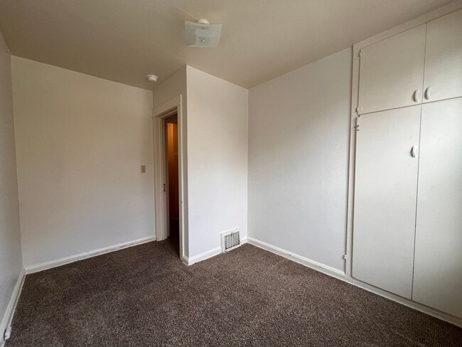 Building Photo - e2607