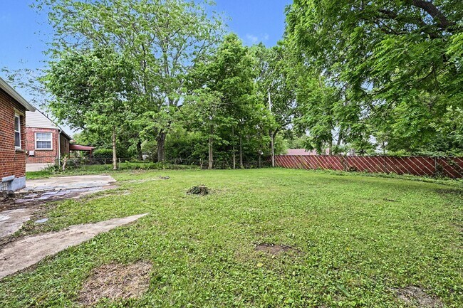 Building Photo - Renovated 3 Bed 2 Bath Home