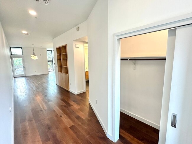 Building Photo - Stunning One bedroom/One bath Condo Locate...