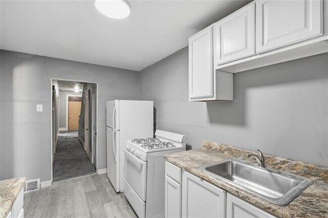 Building Photo - 5-bedroom, 1-bath home in East Pittsburgh