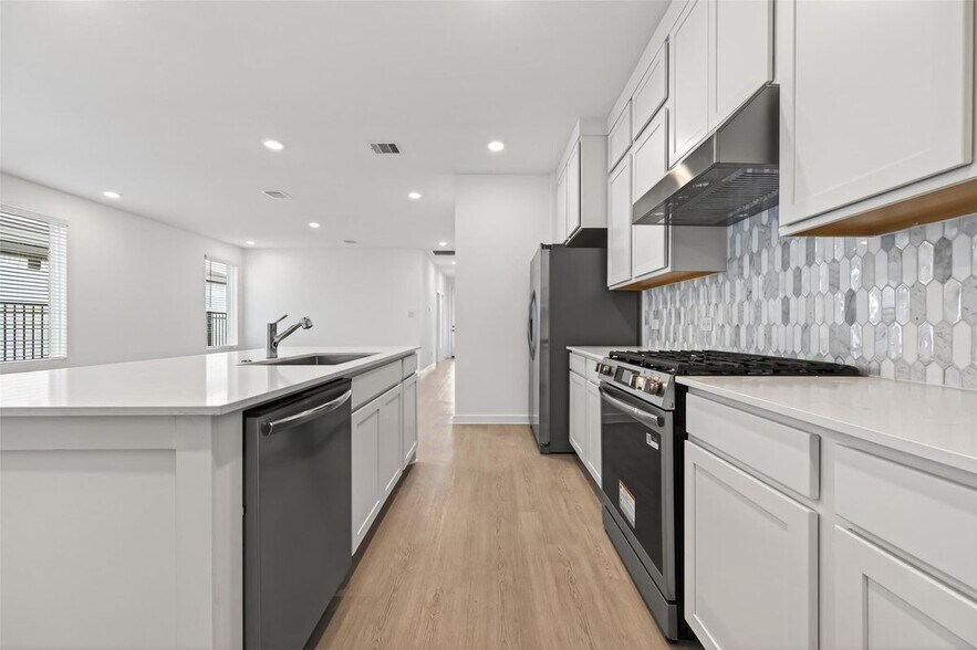 Building Photo - 27435 Sunterra Village Dr