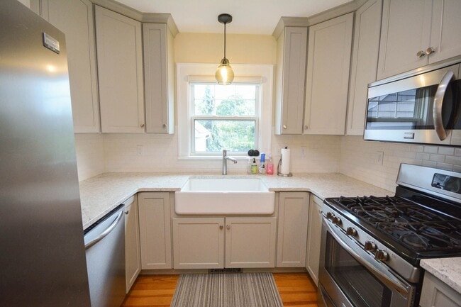 Building Photo - Gorgeous home with classic details in the ...
