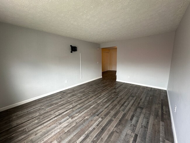 Building Photo - Spacious 2 Bedroom, 1 Bathroom On The West...