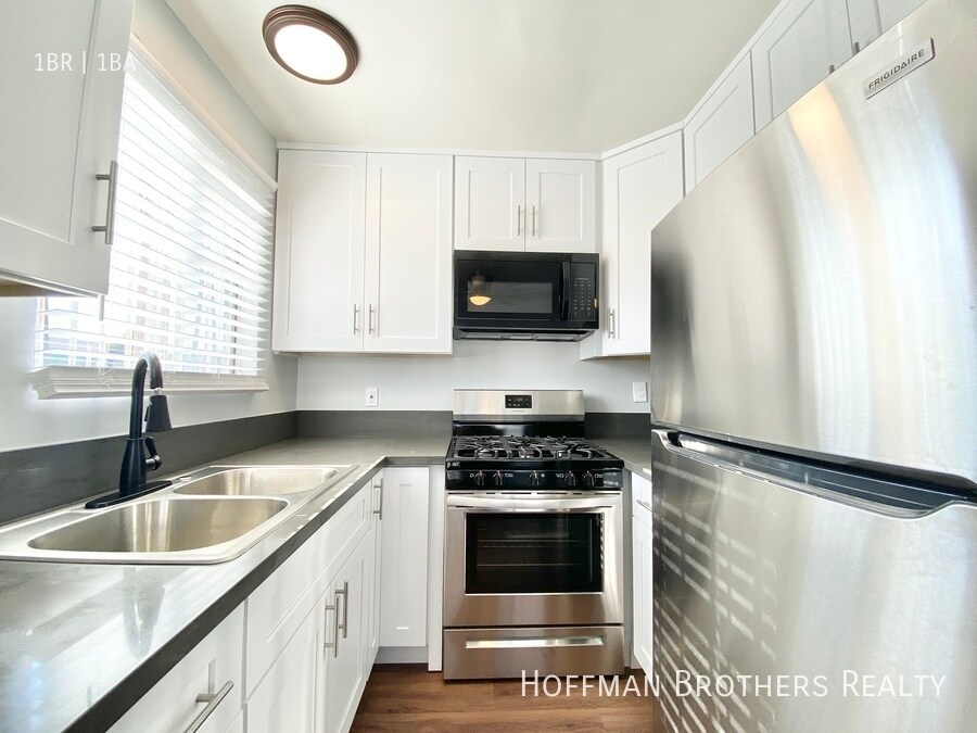 Building Photo - 1661 N Bronson Ave