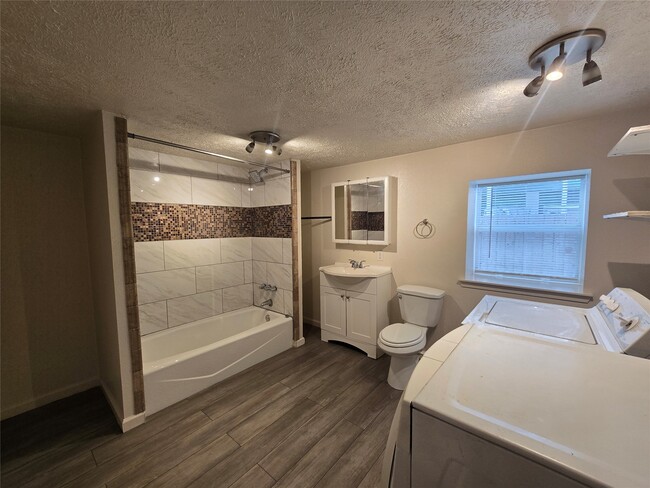 Building Photo - 5712 Maco St