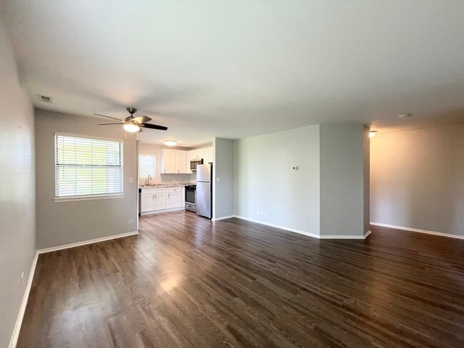 Building Photo - 527 E Shag Bark Ln