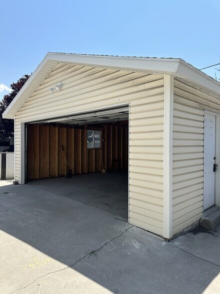 Building Photo - 683 6th Ave