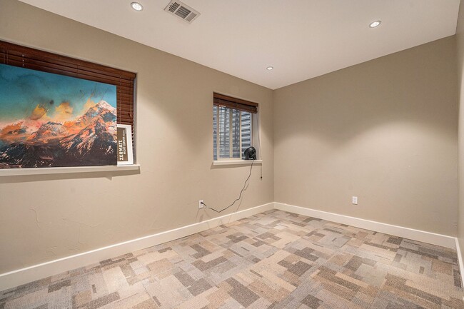 Building Photo - 3315 W Hayward Pl