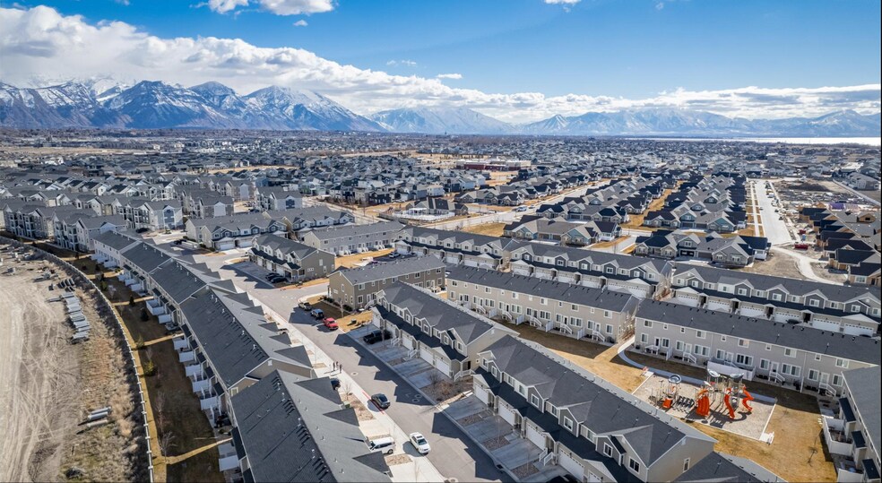 Building Photo - 203 W Silver Springs Dr