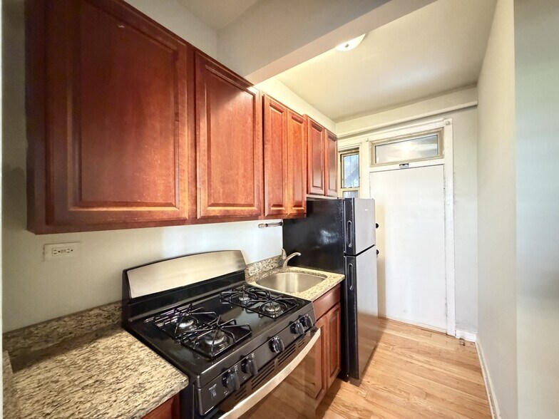 Building Photo - 525 W Surf
