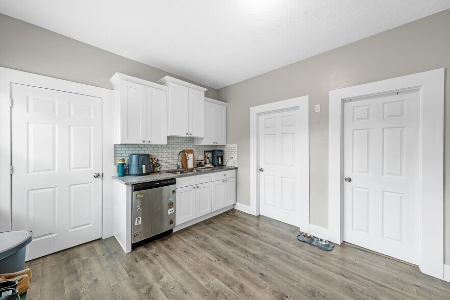 Building Photo - 1276 W 67th St