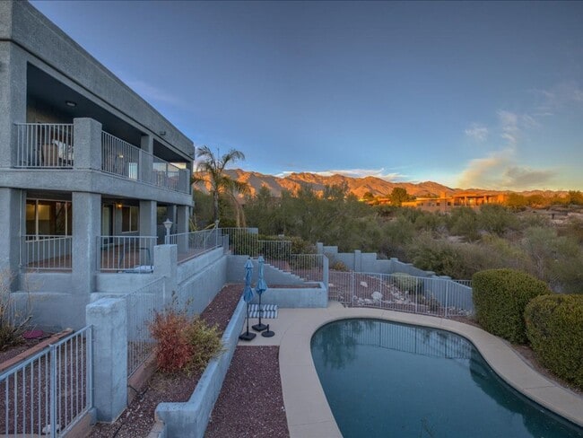 Building Photo - 4 Bedrooms, 3 Bathrooms