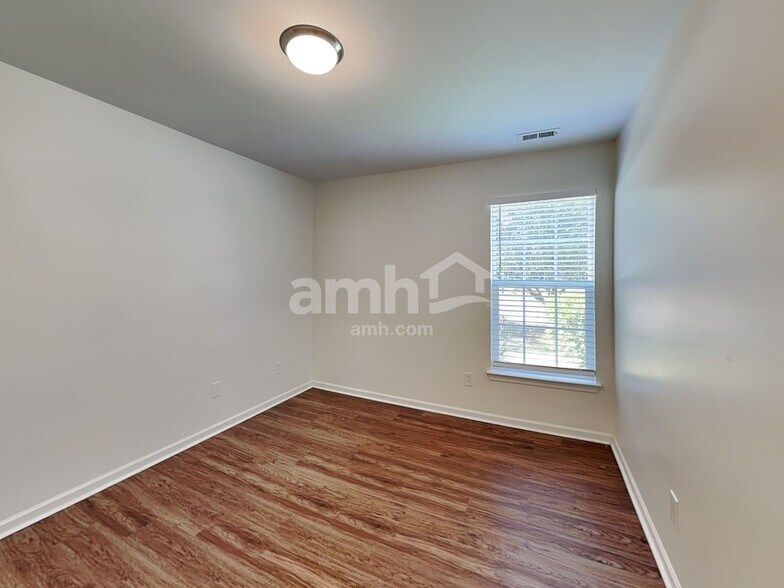 Building Photo - 112 Golden Valley Dr