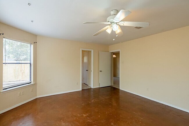 Building Photo - 2403 Monarch Dr