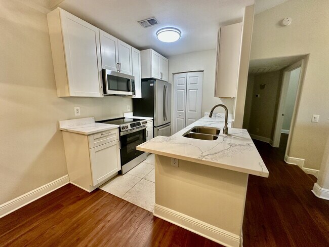 Building Photo - One Bedroom Renovated Condo at Plantation Point!