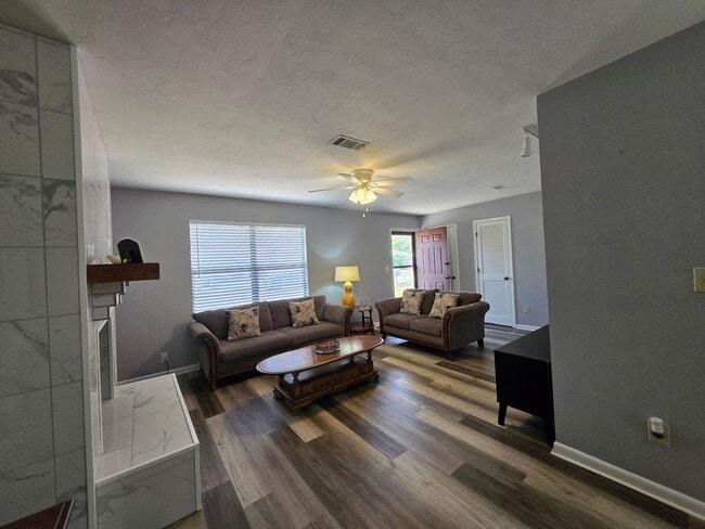 Building Photo - 3/2- Adorable home in Northwood Pines