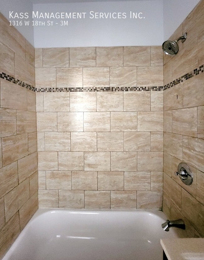 Building Photo - 1316 W 18th St