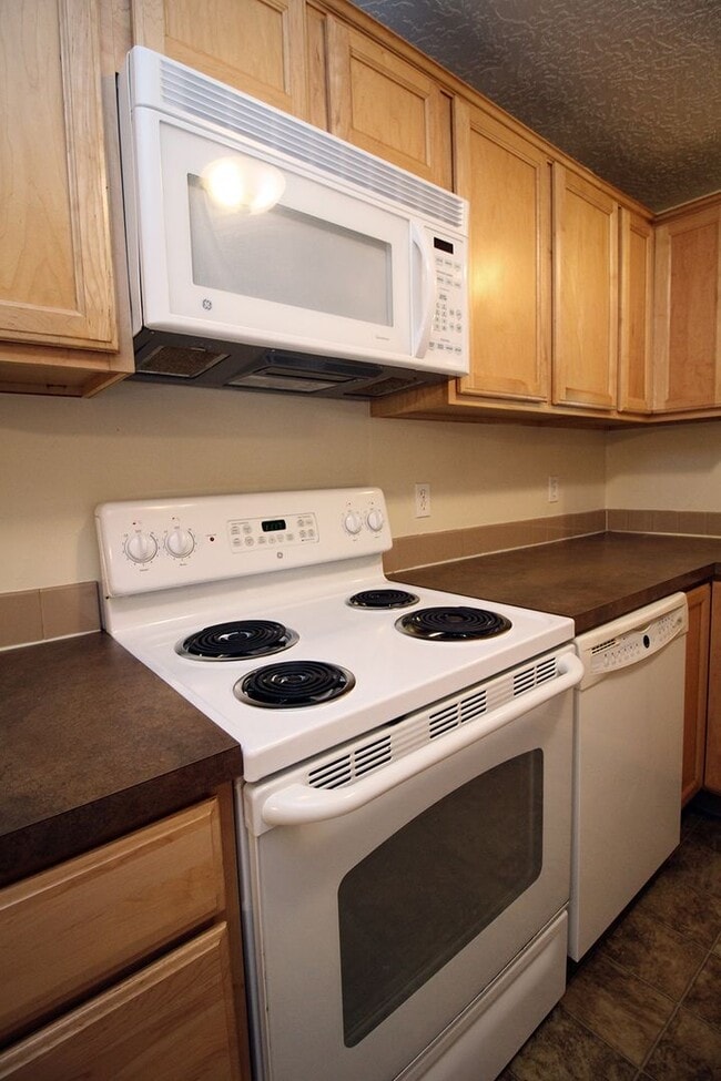 Building Photo - 16711 SW Lake Forest Blvd