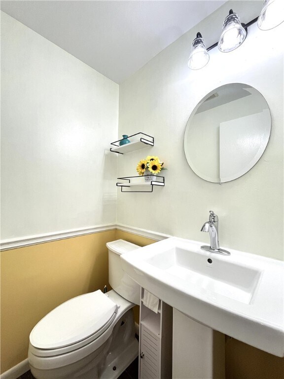 Building Photo - 3 Treetop Dr