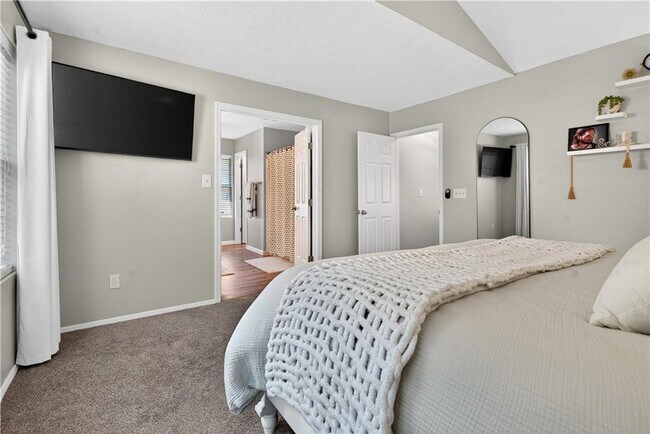 Building Photo - 5035 N Bridges Dr