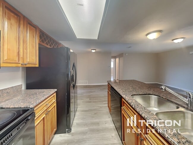 Building Photo - 730 College Hill Dr
