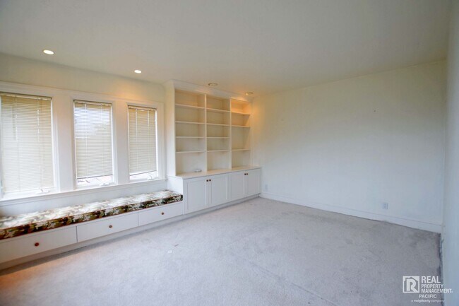 Building Photo - Timeless 4 Bedroom in West Montclair
