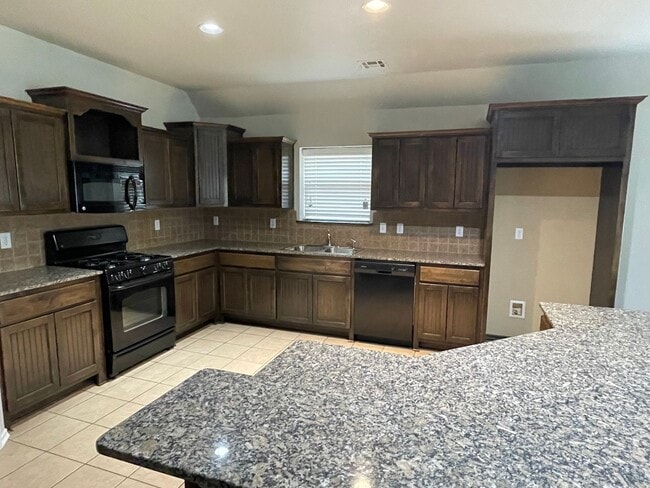Building Photo - JENKS SCHOOLS - 3 bed with study and formal dining!!