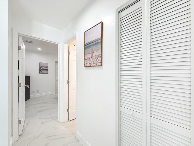 Building Photo - 635 Kingbird Cir