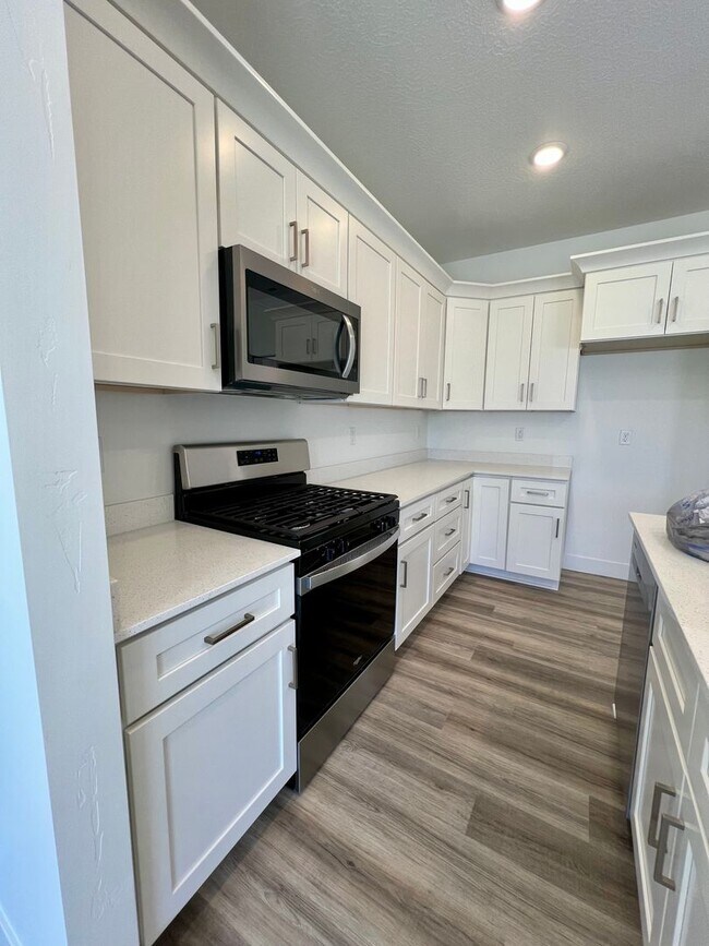 Building Photo - LOVELY TOWNHOME IN SALEM