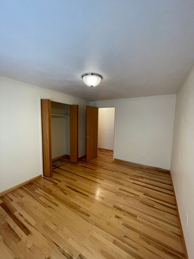 Building Photo - Large 4 Bed/ 2 Full Bath Home in the Gilha...