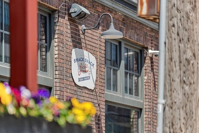 Building Photo - 675 N 1st St