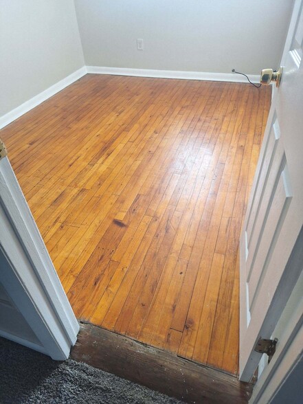 Hardwood Bed #1 - 1406 Butternut St