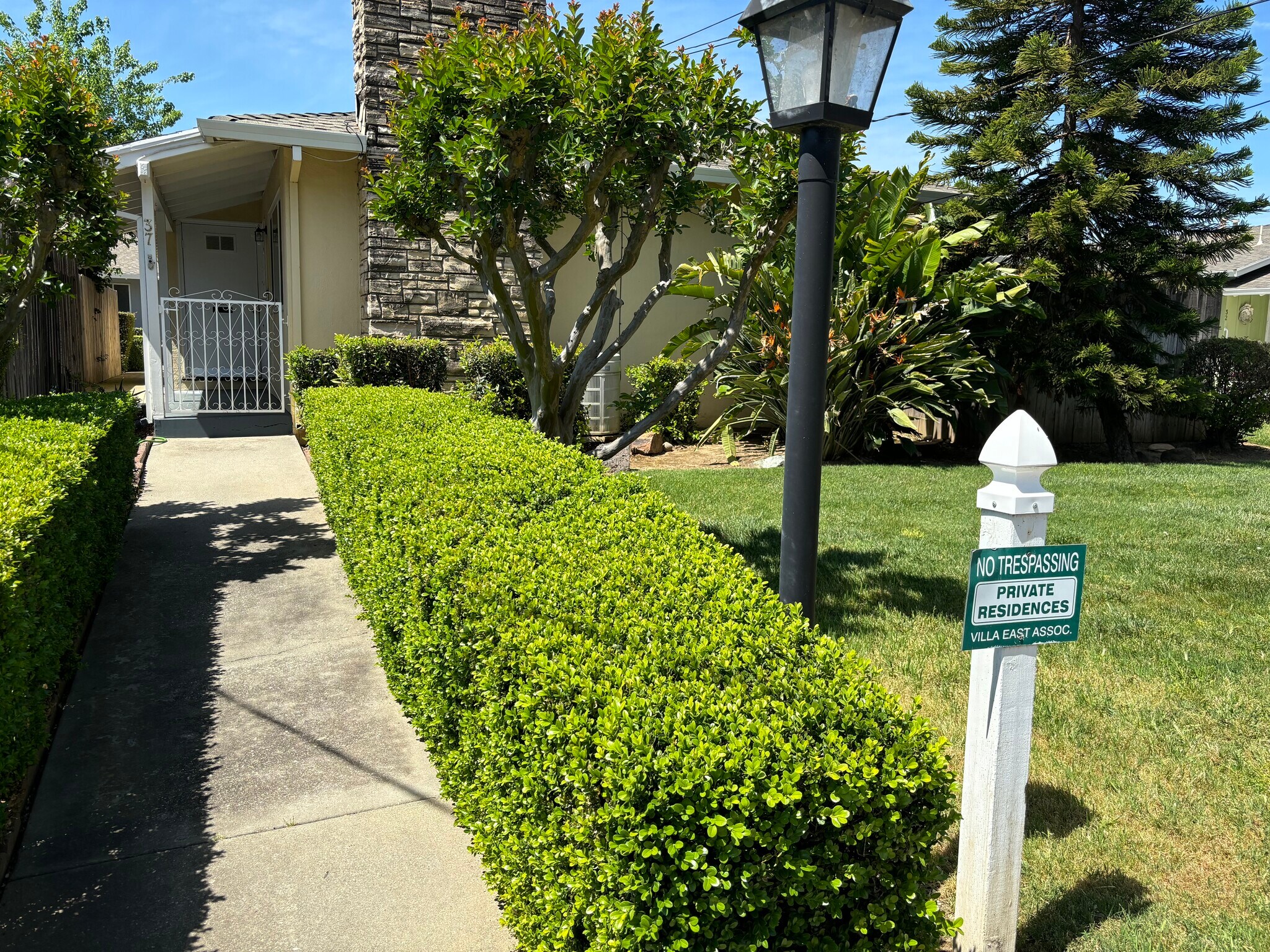 Building Photo - 131 E 17th St