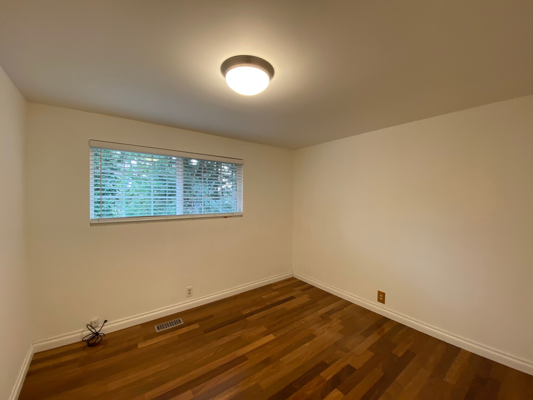 Building Photo - 15007 NE 12th St