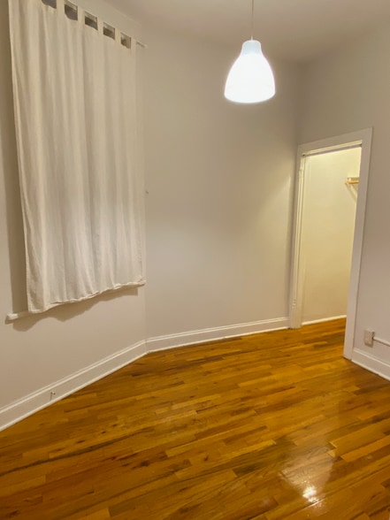 Bedroom 3, closet - 3314 W Monroe St
