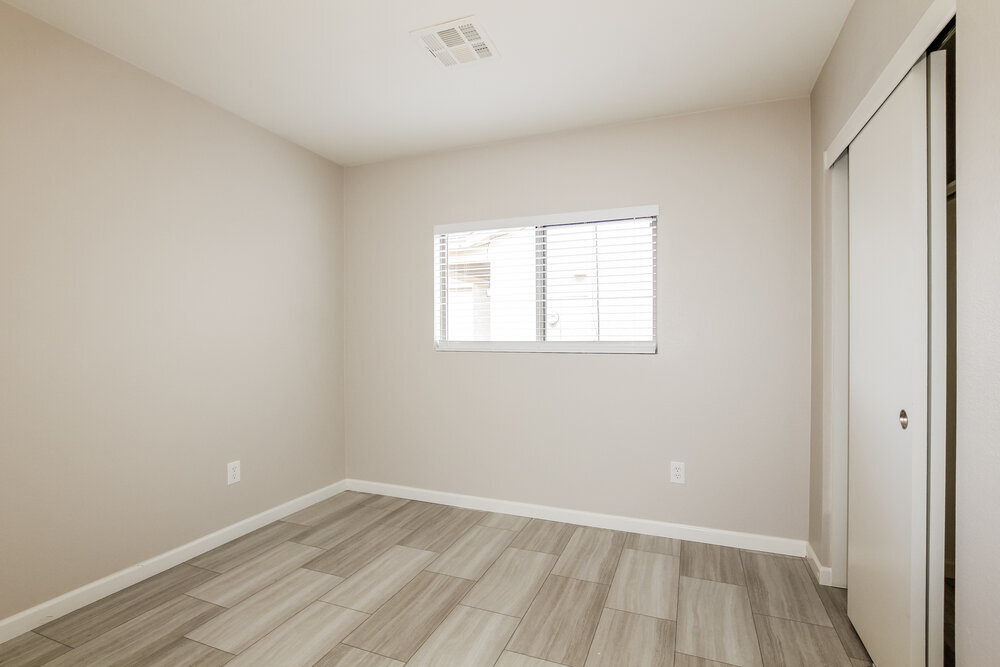 Building Photo - 11621 W Bloomfield Rd
