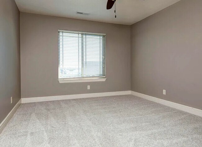 Building Photo - Beautiful 4 bedroom house with privacy fen...