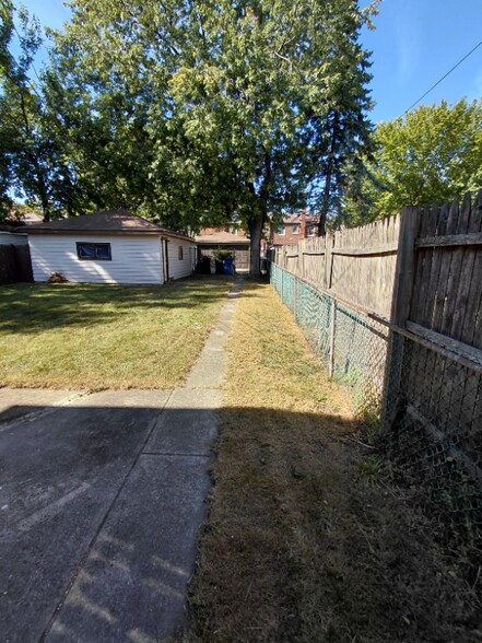 Building Photo - 7612 S Artesian Ave